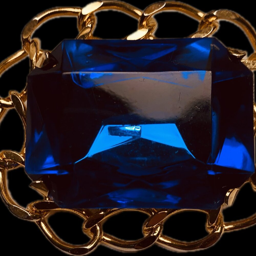 Beautiful custom broach, 4 prong with stone foil backing, shines beautifully